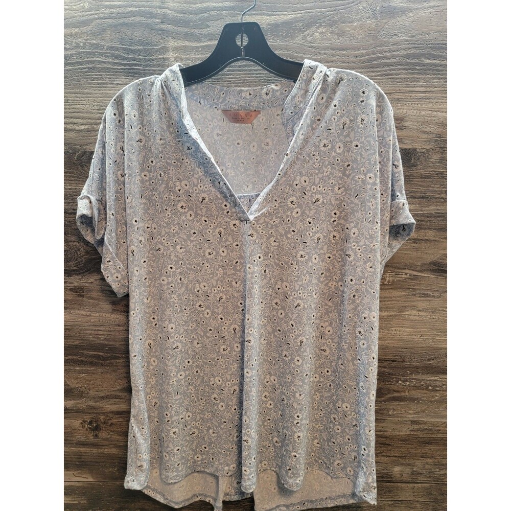 Amana Women's Blue Floral Top Size Large EUC